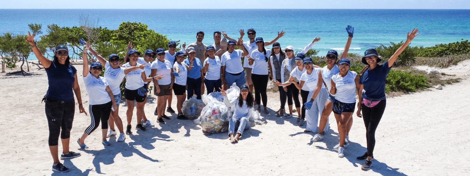 Jornada de limpieza en playa Delfines