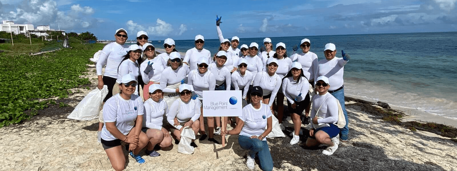 Limpieza de playa en Puerto Morelos con Blue Point Management